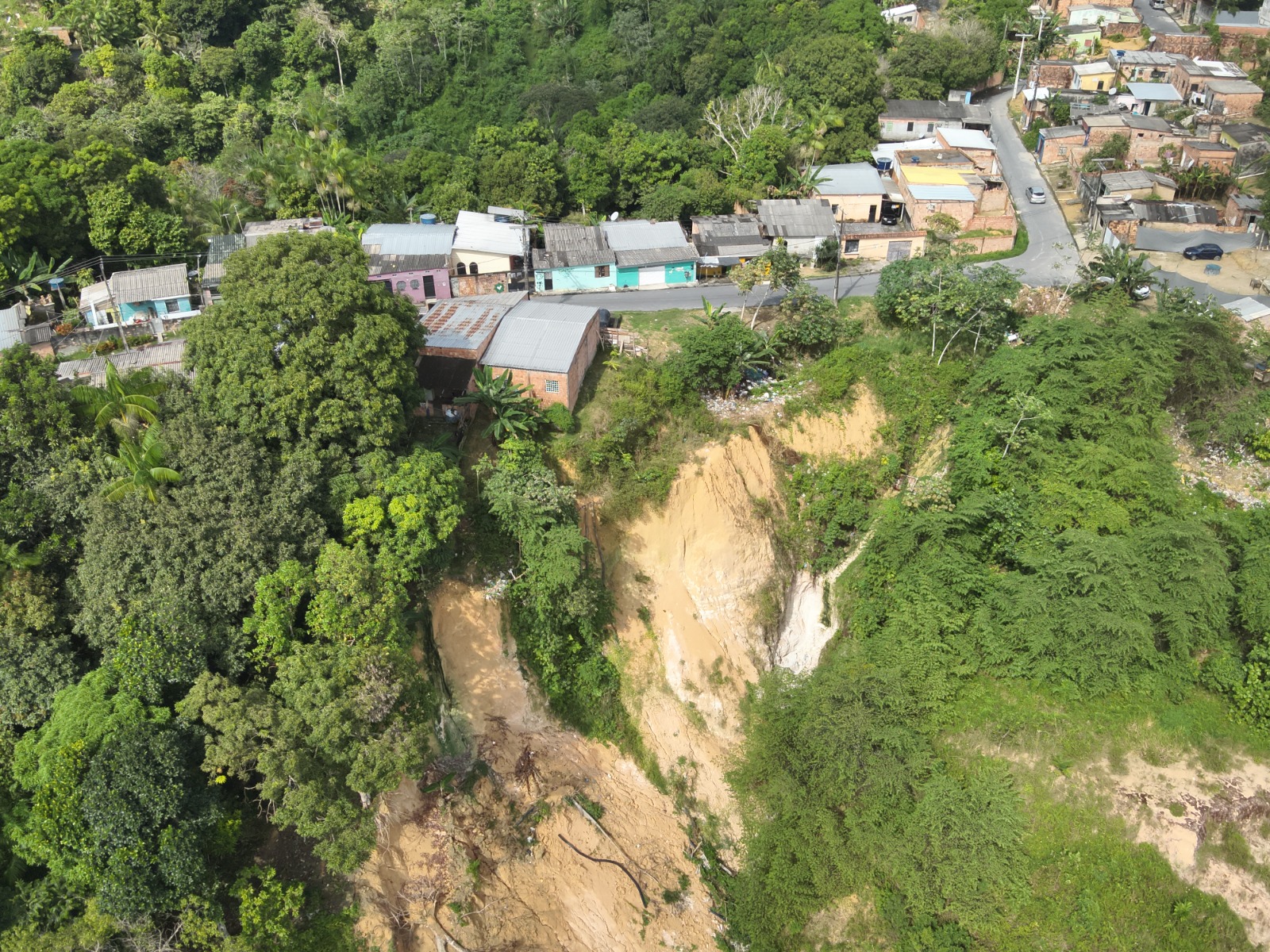 Mais de 112 mil pessoas vivem em áreas de risco alto e muito alto em Manaus