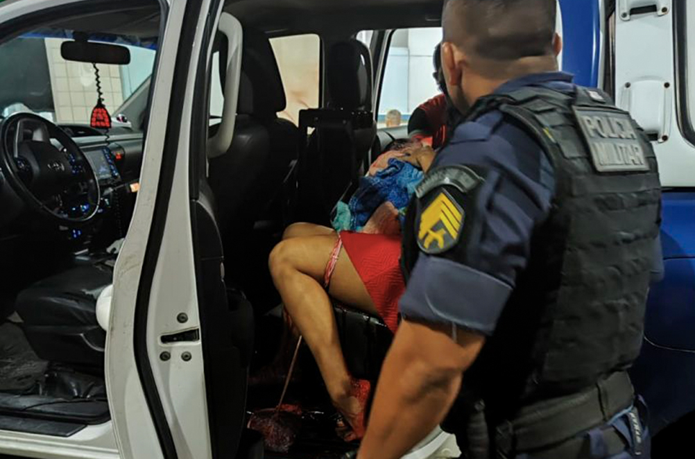 Vídeo: Grávida dá à luz dentro de viatura da PM em Manaus