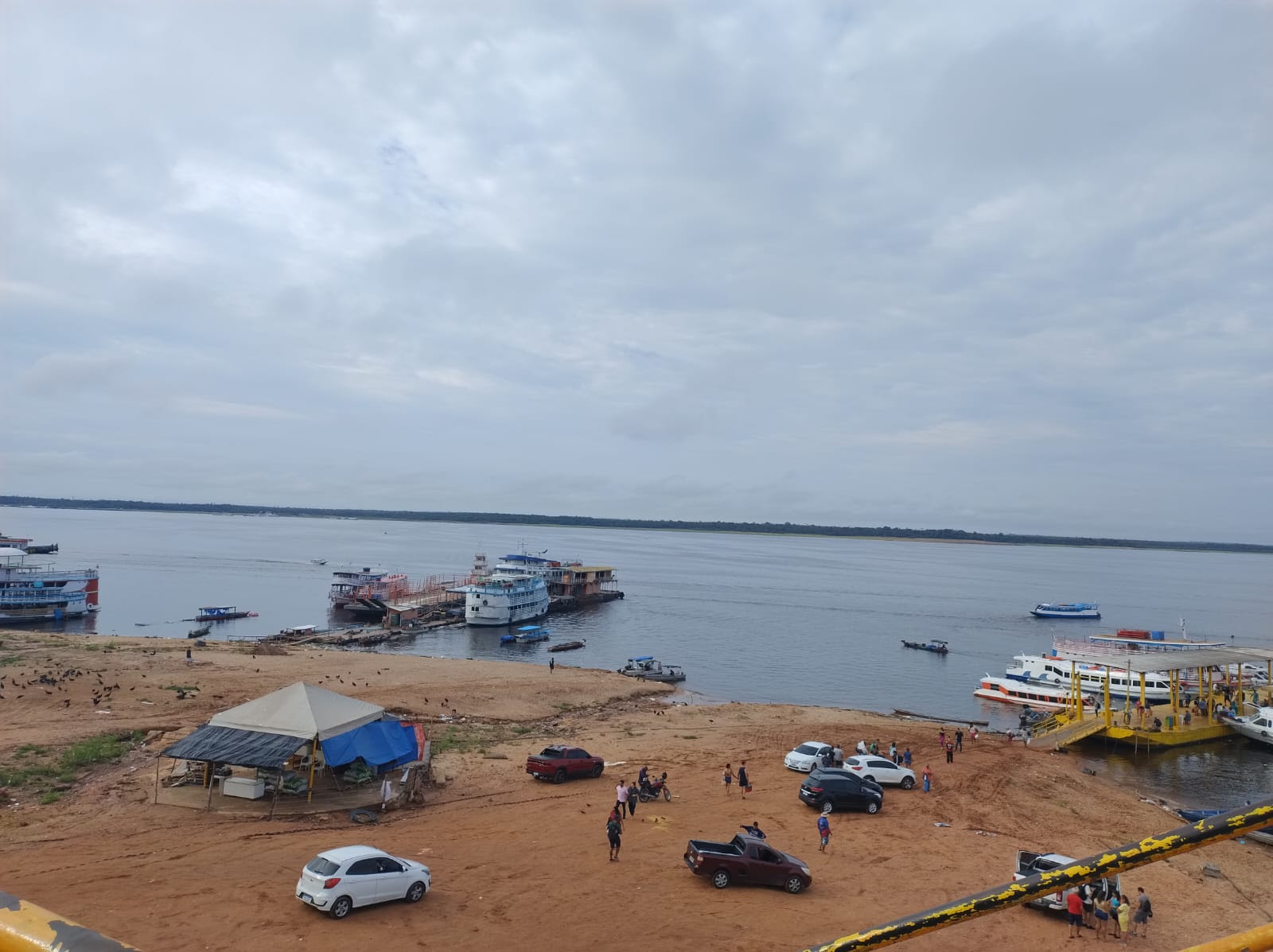 Rio Negro supera a cota de 18 m em Manaus