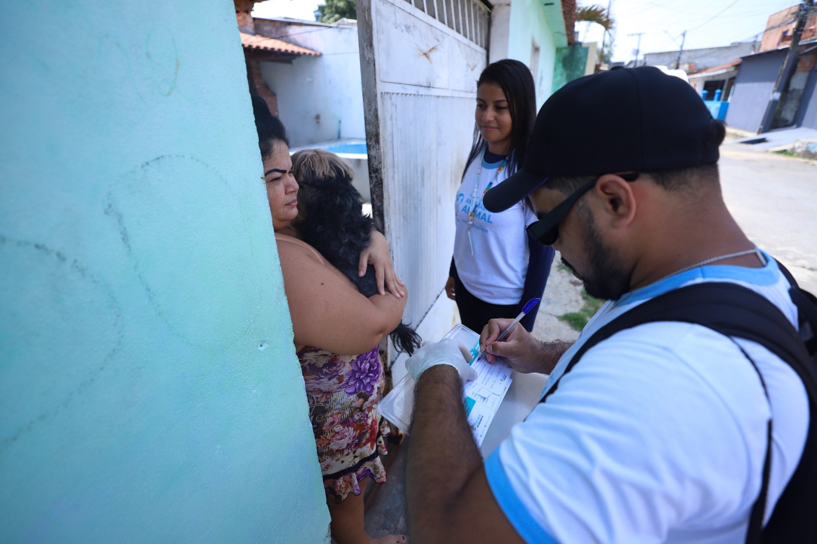 Equipes de vacinação antirrábica iniciam visitas nos bairros de Manaus nesta quinta-feira
