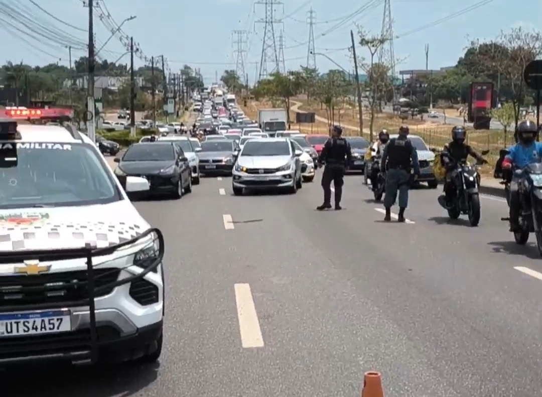 Mulher sofre fratura exposta após acidente entre moto e carreta em Manaus