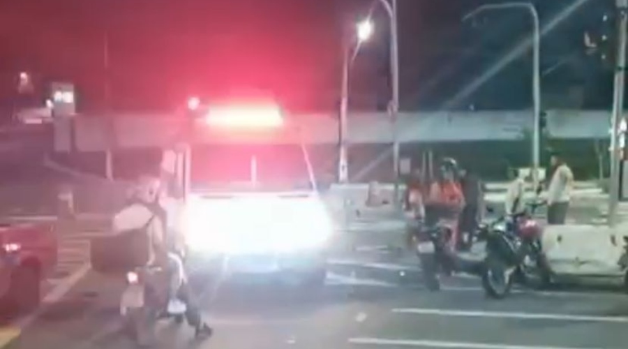 Vídeo: acidente entre moto e picape deixa grávida ferida em Manaus