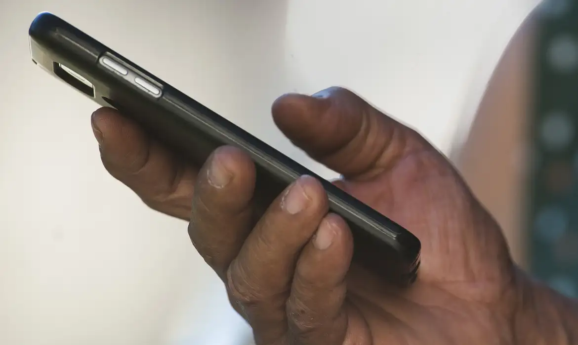 Projeto que proíbe bloqueio de celulares pode restringir acesso ao crédito para consumidores do AM