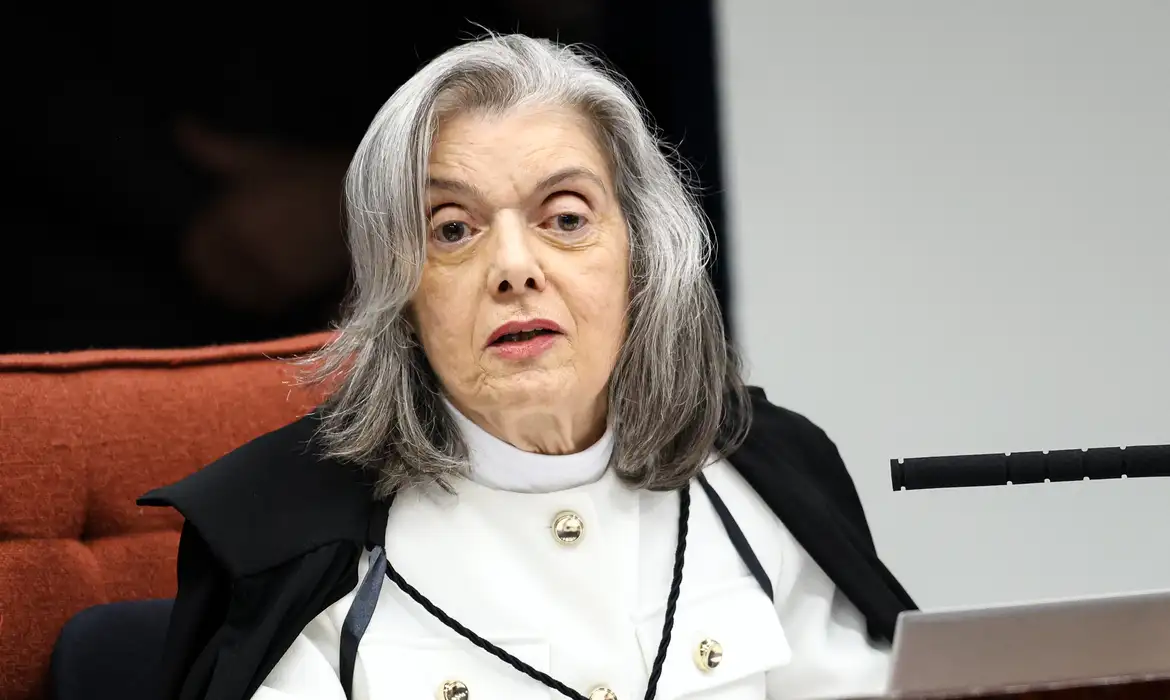 Carmen Lúcia vota para condenar Eduardo Bolsonaro por difamação