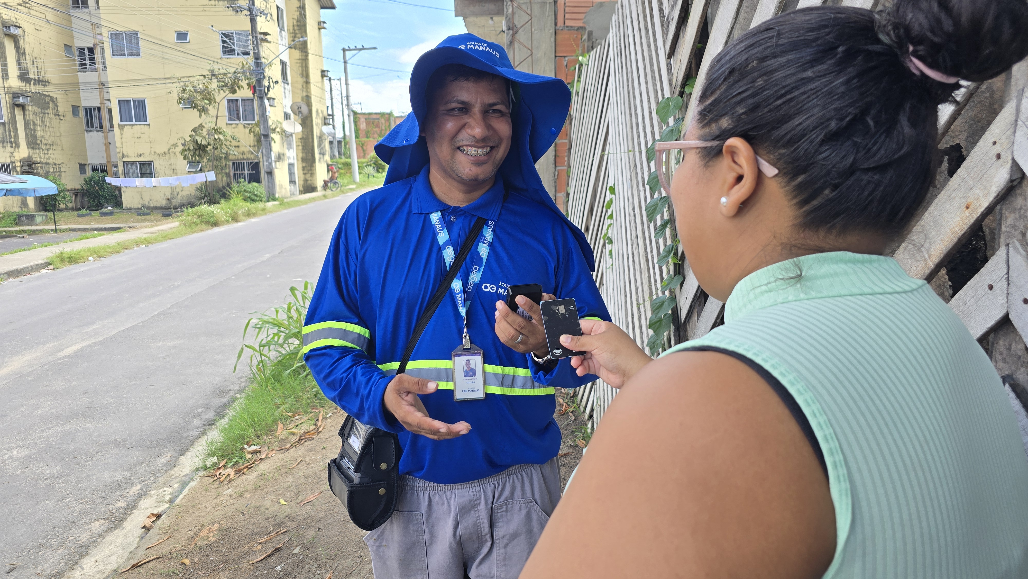 Pagamento da conta de água pode ser feito via Pix ou cartão diretamente com leituristas, em Manaus