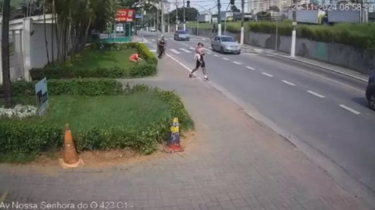 Vídeo: homem tenta arrancar criança da mão de babá e tenta fugir com ela