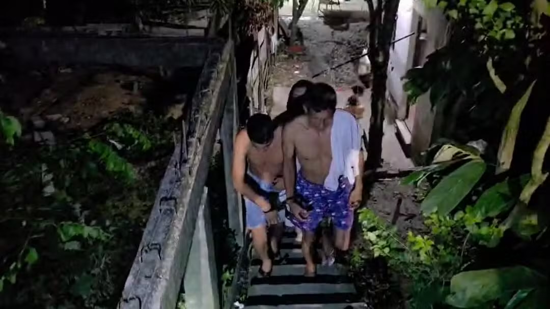 Pai e filho são presos suspeitos de arrombar supermercado em Manaus