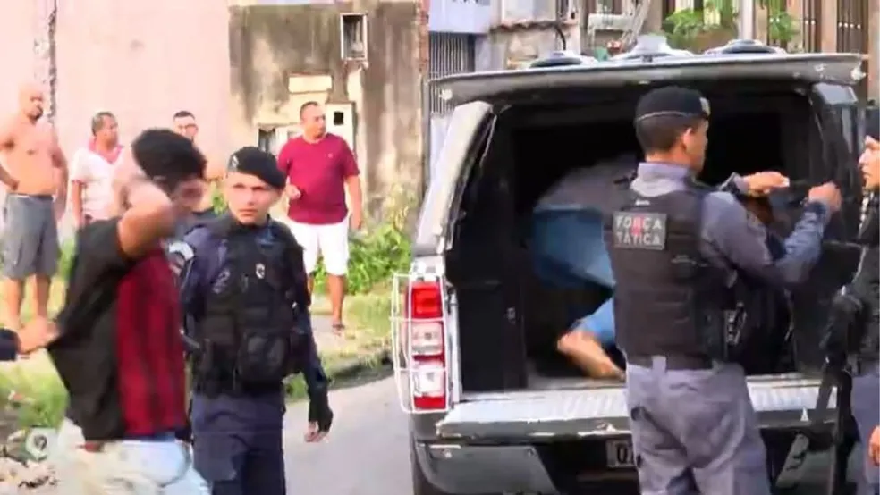 Torcedores são detidos por briga após jogo entre Manaus e Remo