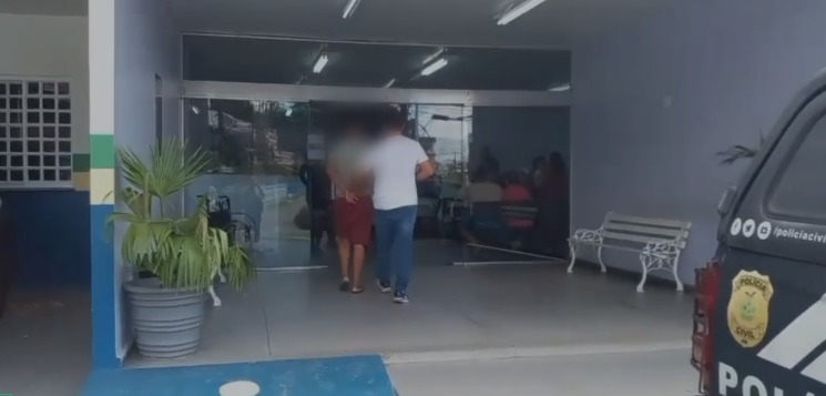 Vídeo: Barbeiro é preso suspeito de estuprar enteado de 7 anos em Manaus