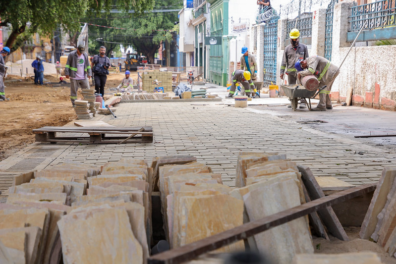 Obra na Ferreira Pena avança com calçamento e instalação de infraestrutura subterrânea