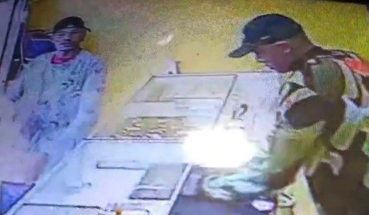 Vídeo: assaltantes saqueiam vitrine de joalheria em Manaus