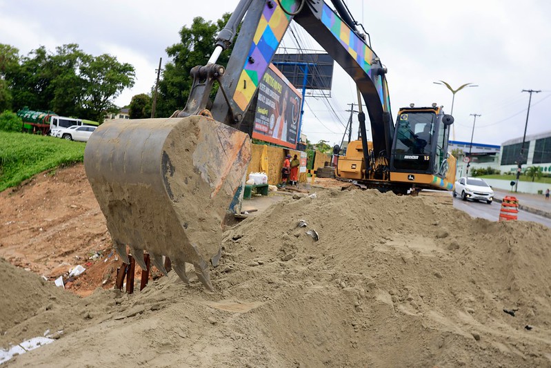 Prefeitura executa 60% da obra em cratera e anuncia recapeamento na Constantino Nery