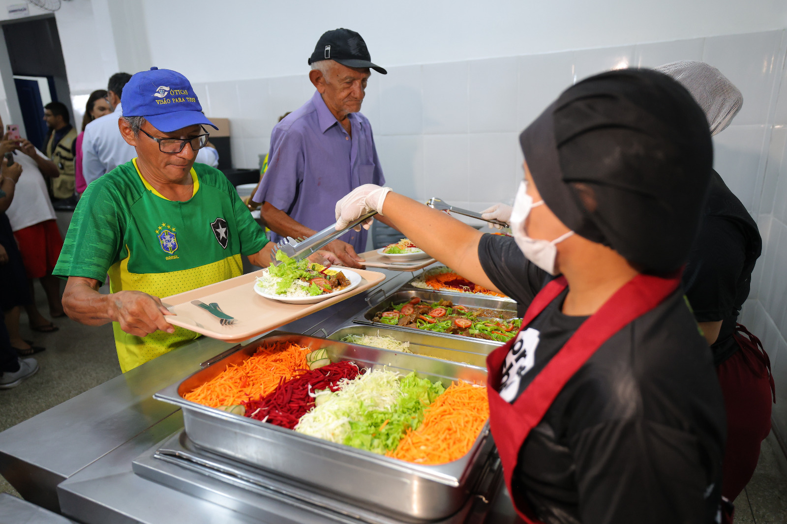 Governador Wilson Lima reinaugura restaurante Prato Cheio do bairro Novo Israel