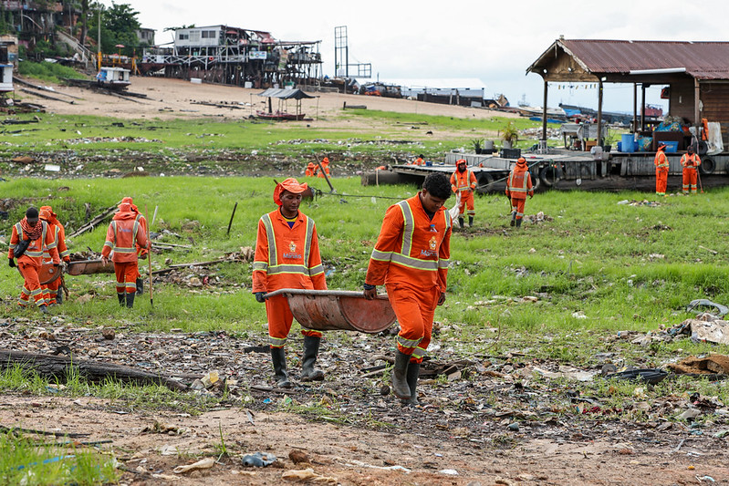 Prefeitura mobiliza 500 trabalhadores e intensifica limpeza na orla de Manaus