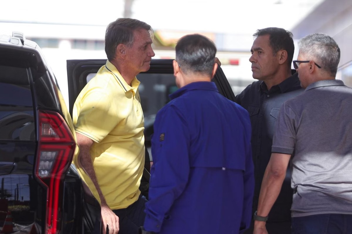 Bolsonaro deixa prisão domiciliar para 
realizar exames em hospital de Brasília