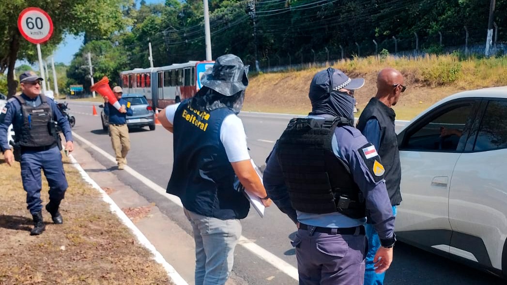 TRE-AM flagra carros de aplicativo com propaganda eleitoral irregular em Manaus