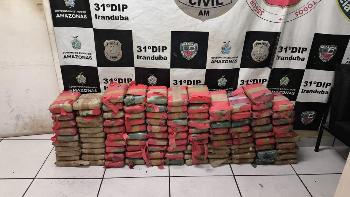 Polícia apreende 112 tabletes de maconha em embarcação abandonada em Iranduba