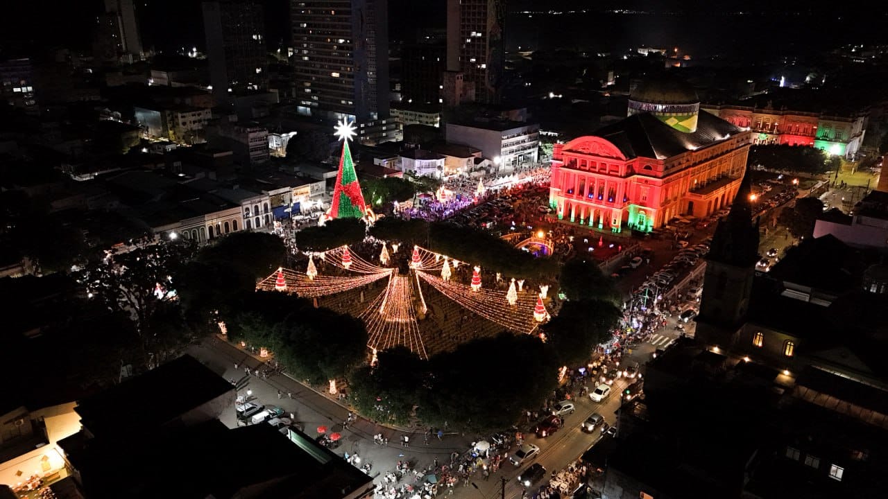 Árvore de Natal do Largo de São Sebastião já está iluminada para visitação