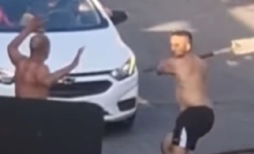 Vídeo: Vizinhos se agridem com pá e tiros durante briga por futebol em SP