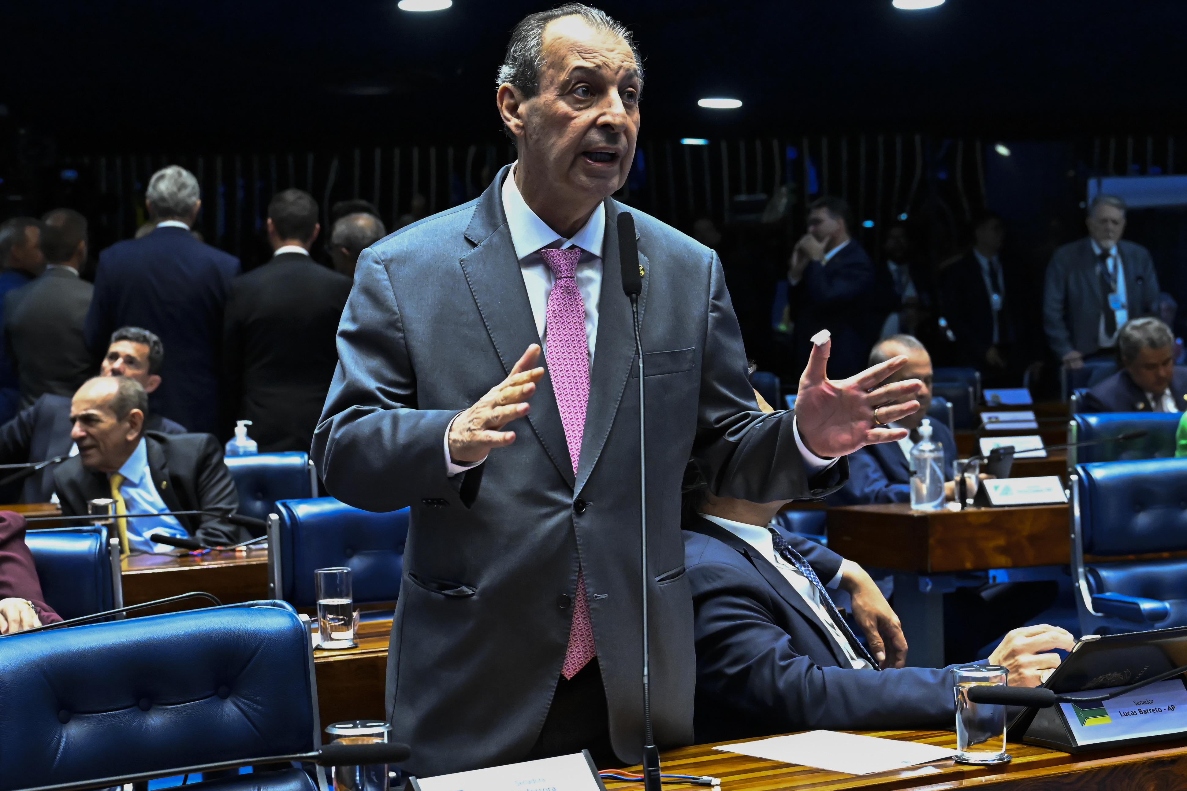Omar Aziz é escolhido relator da PEC que prevê o fim da escala 6x1 no Senado