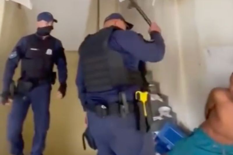 Justiça concede liberdade a guardas acusados de torturar morador de rua em Manaus