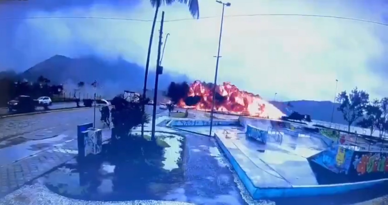 Vídeo: Avião de pequeno porte cai em Ubatuba, no litoral de SP