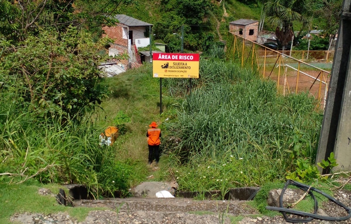 Placas de alerta são instaladas em áreas de risco alto e muito alto em Manaus
