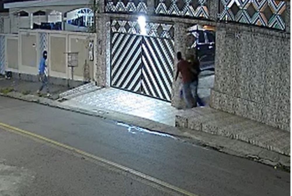 Empresário é morto com 15 tiros após ter casa invadida por bandidos, em Flores