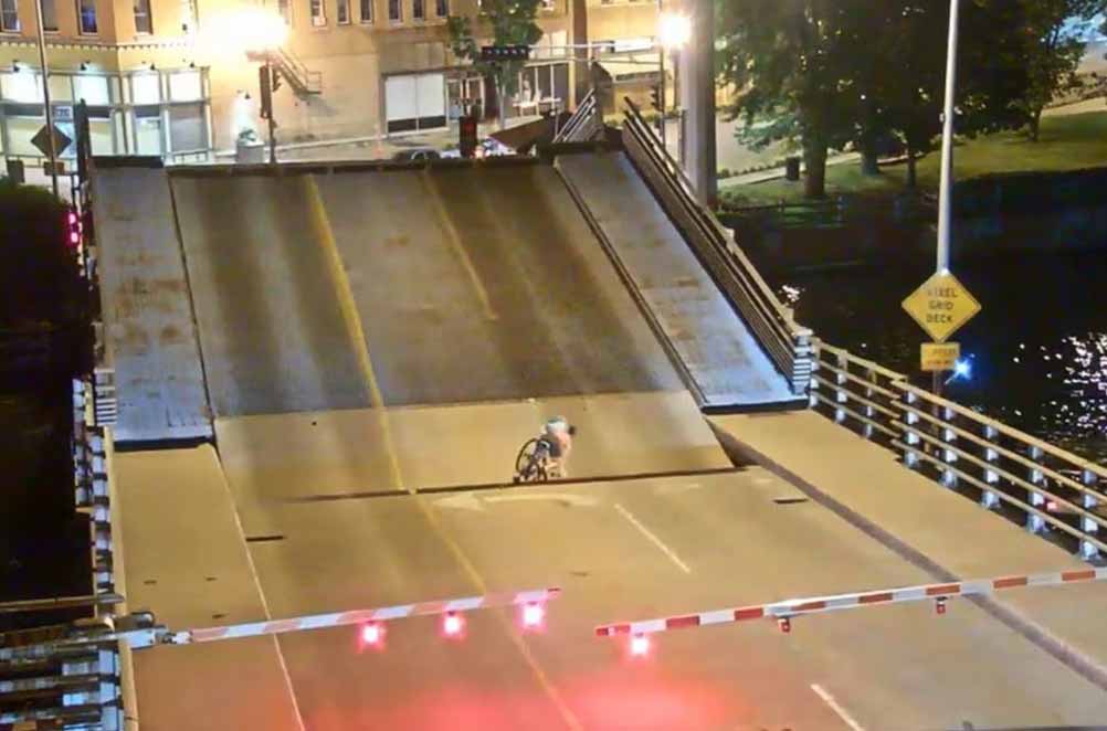 Vídeo: Ciclista cai na abertura da ponte nos EUA; veja o momento