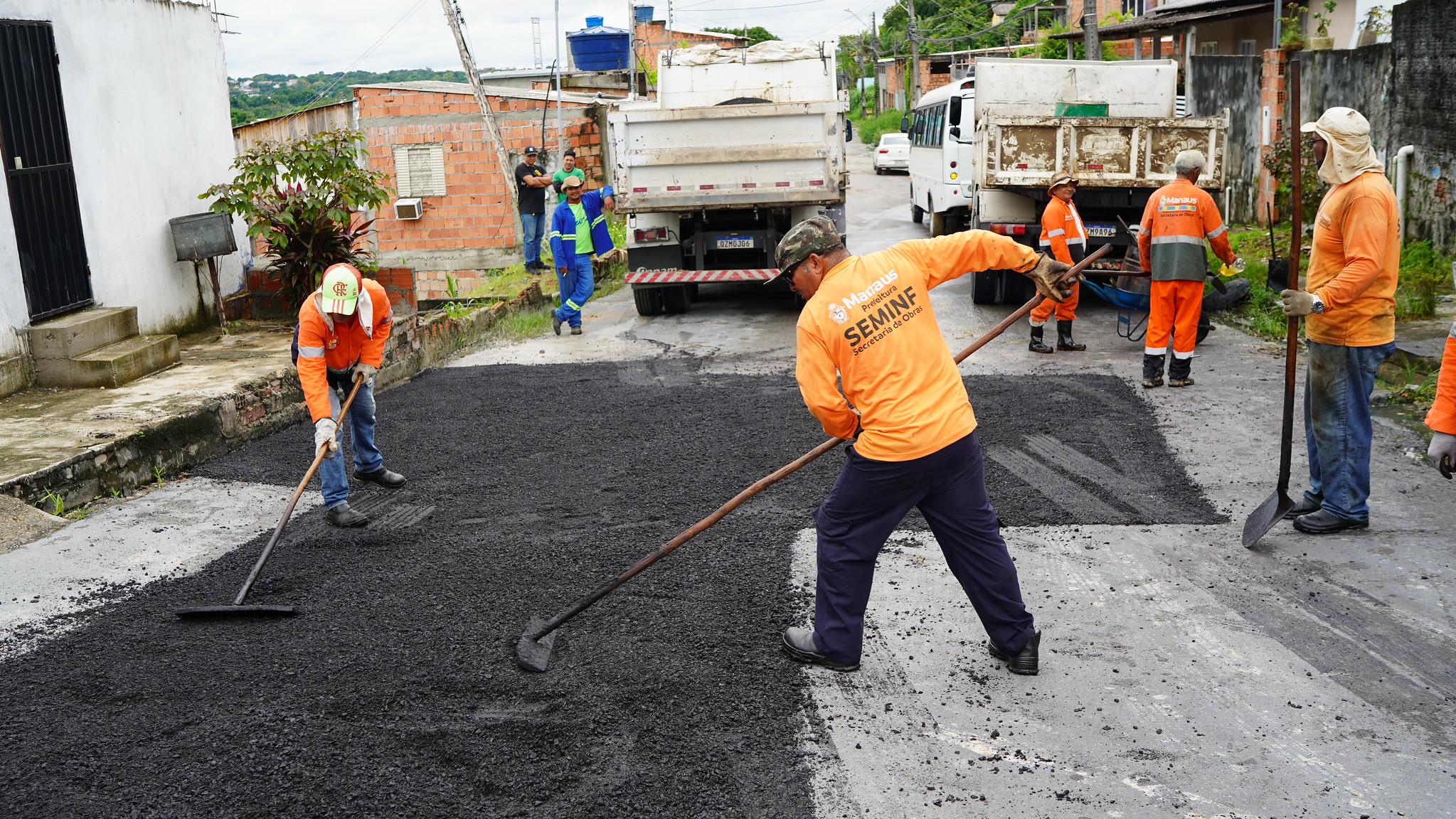 Prefeitura de Manaus recupera trecho do bairro Flores com os serviços de asfalto