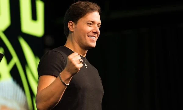 MPF investigará pastor André Valadão por homotransfobia