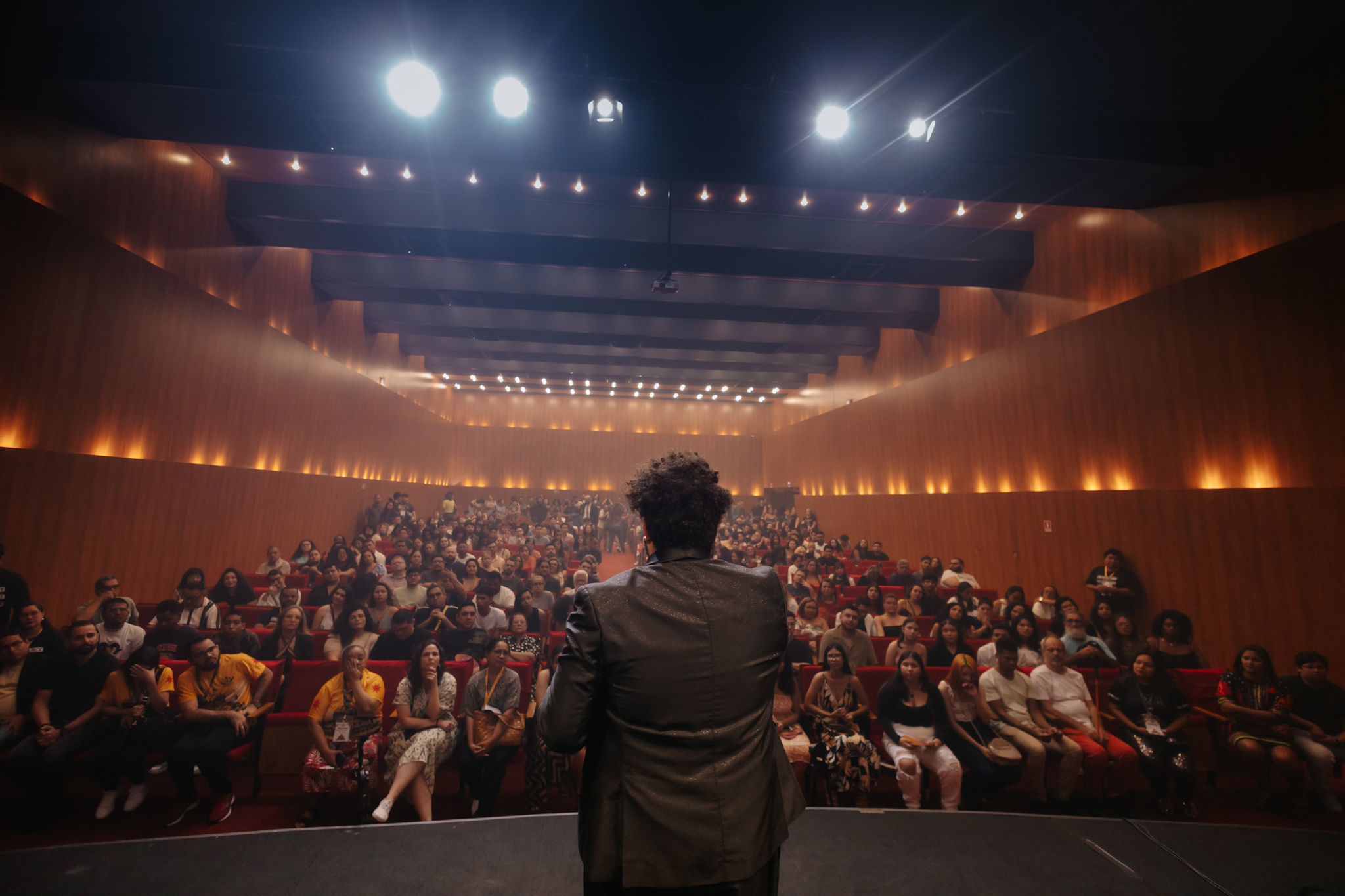 Casa lotada na abertura do Festival de Teatro da Amazônia 2024