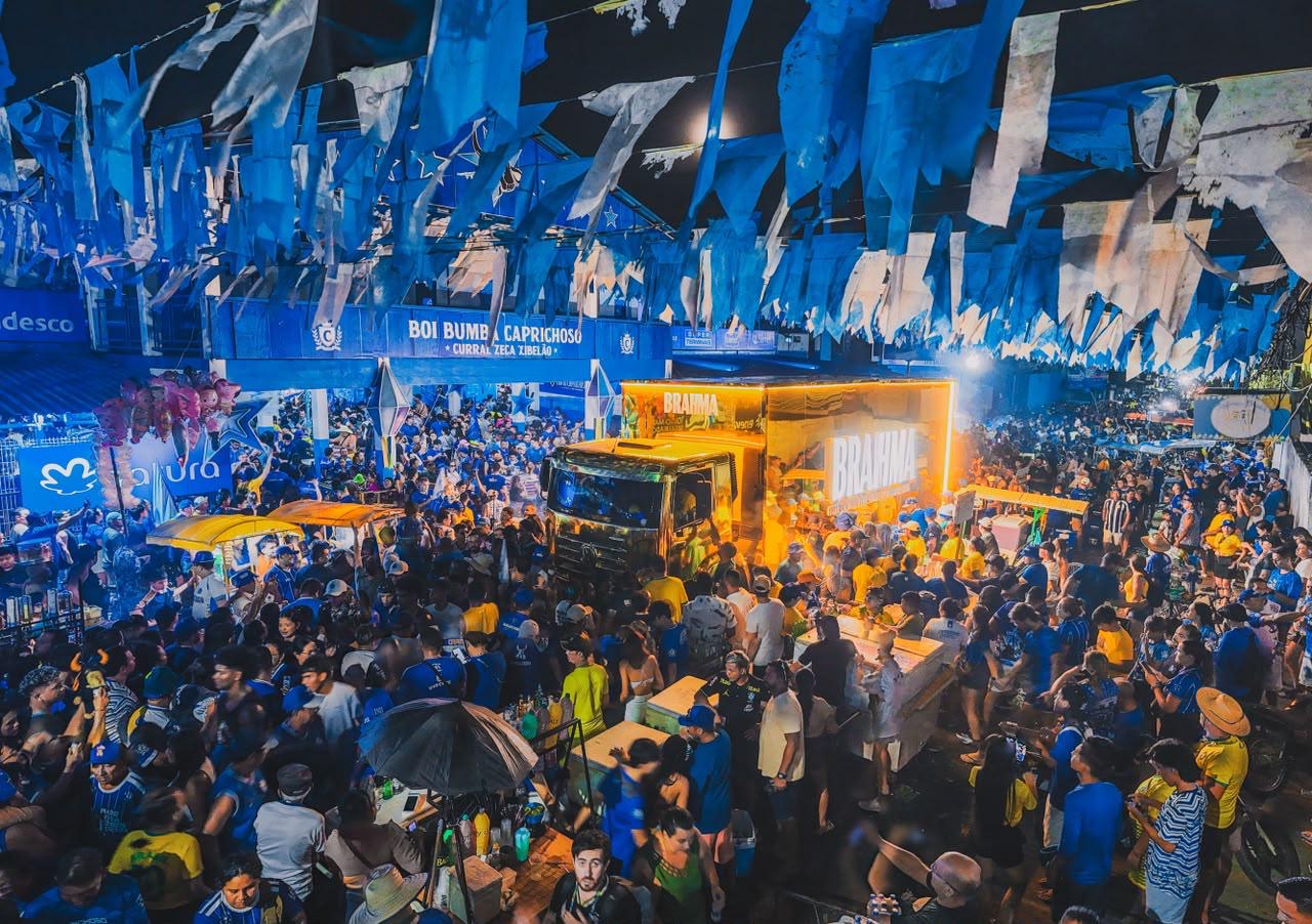 ‘Vai ter onda a noite toda e a gelada rola solta’; veja a torcida do Caprichoso nas ruas