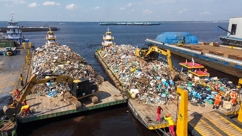 Prefeitura retira mais de 400 toneladas de resíduos da orla de Manaus