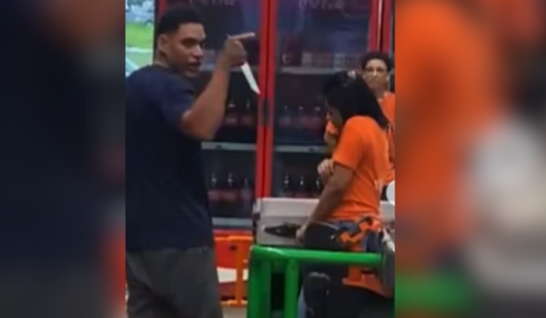 Vídeo: homem ameaça funcionária com faca dentro de supermercado em Manaus