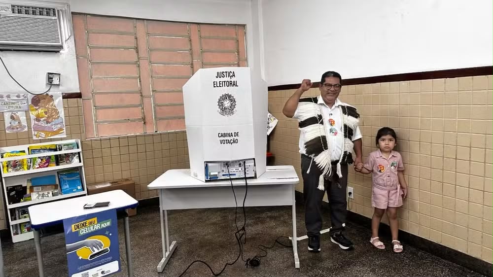 Isael Munduruku vota e diz que eleição é 'festa da democracia'