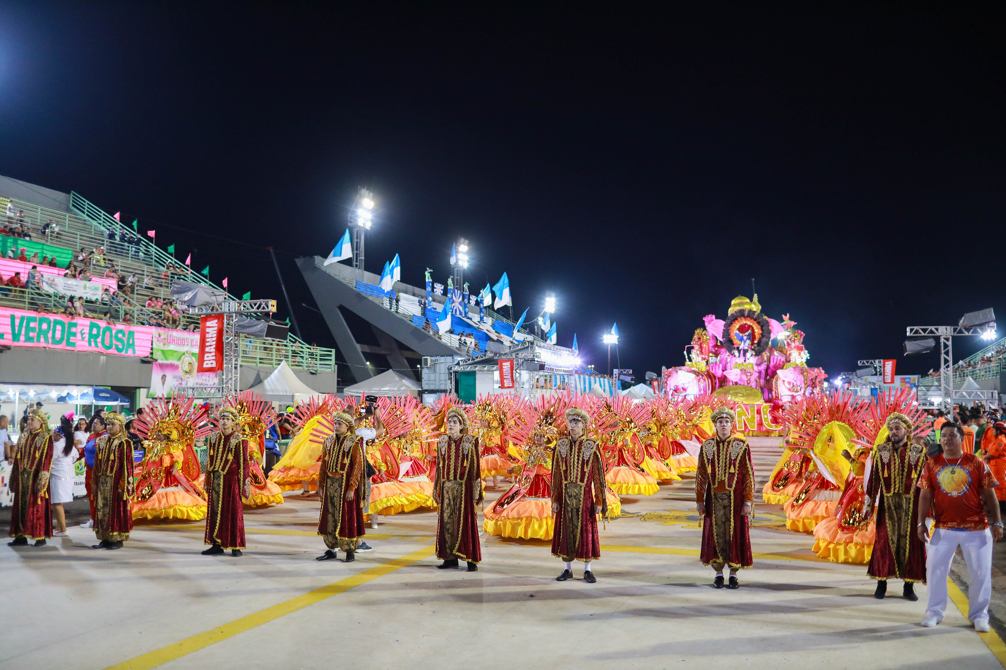 Carnaval: Desfiles do Grupo Especial encantam o público no Sambódromo de Manaus