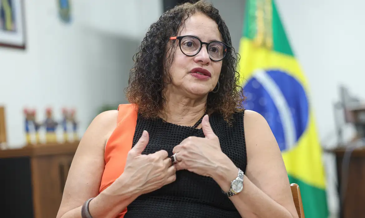 Vacina brasileira de covid ajuda a combater negacionismo, diz ministra