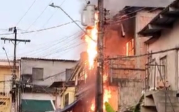 Adolescente paraplégico morre após casa pegar fogo em Manaus