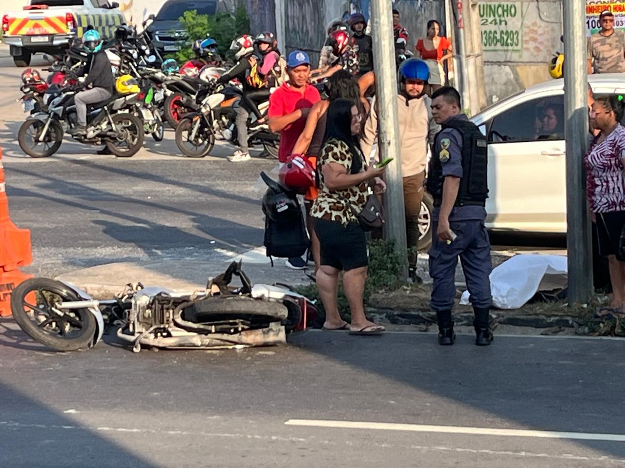 Vídeo: Motociclista morre e passageira tem pé esmagado em acidente na Av. Cosme Ferreira