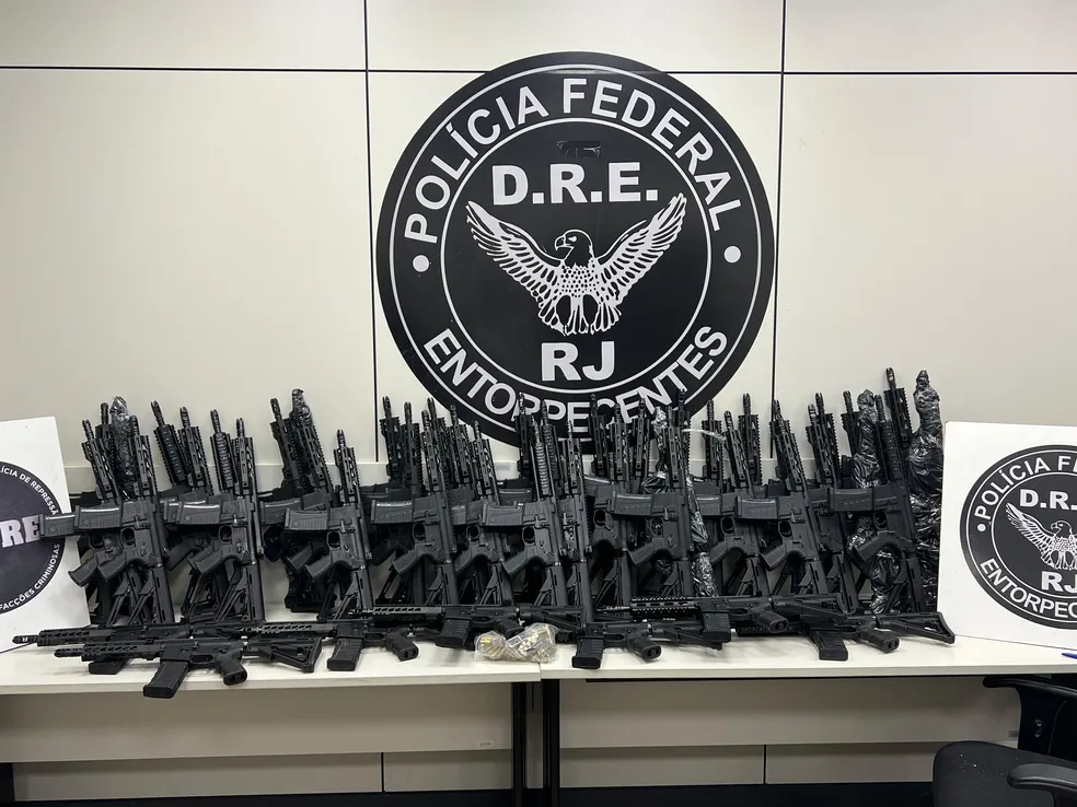 Polícia Federal apreende 47 fuzis em mansão no Rio