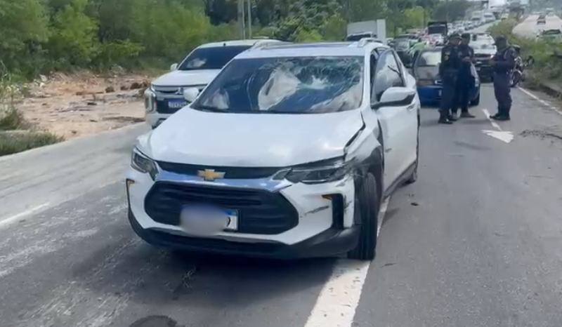 Vídeo: gari é atropelado por carro na Avenida das Flores