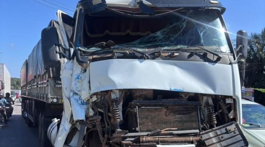 Vídeo: Caminhão tem cabine destruída após colisão com betoneira no Tarumã