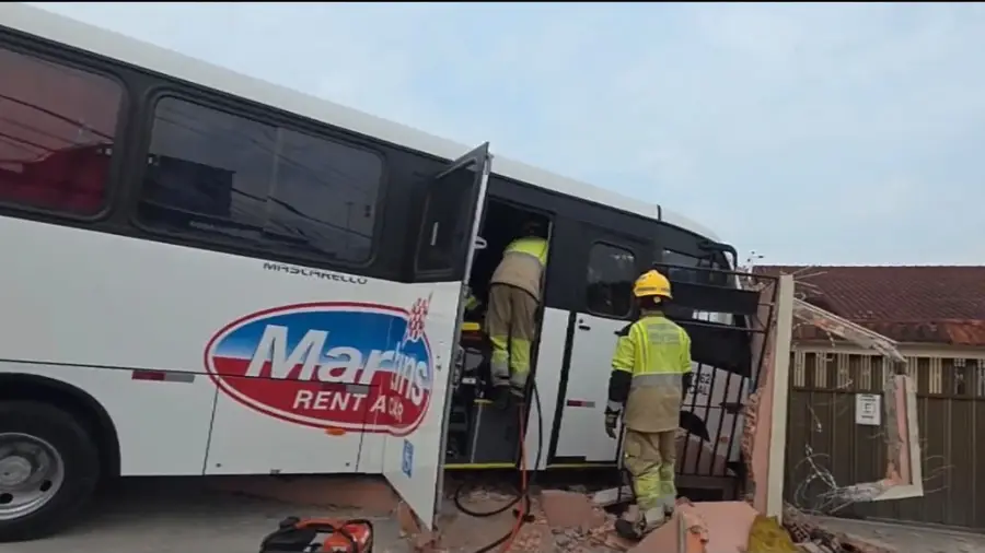 Vídeo: motorista é resgatado das ferragens após micro-ônibus bater em muro