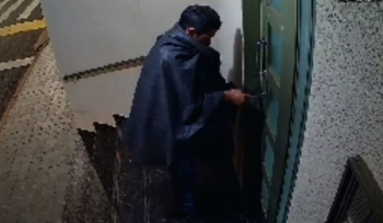 Vídeo: Homem se fantasia de ‘lixo’ para assaltar condômino; veja