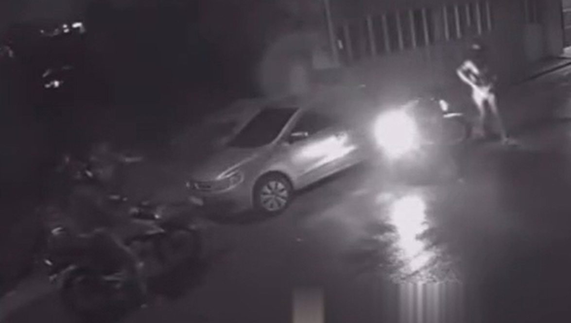 Vídeo: homem tenta fugir de assalto mas é cercado por quadrilha em Manaus