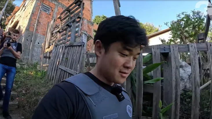 Influenciador americano acompanha operação em viatura da PM de SP