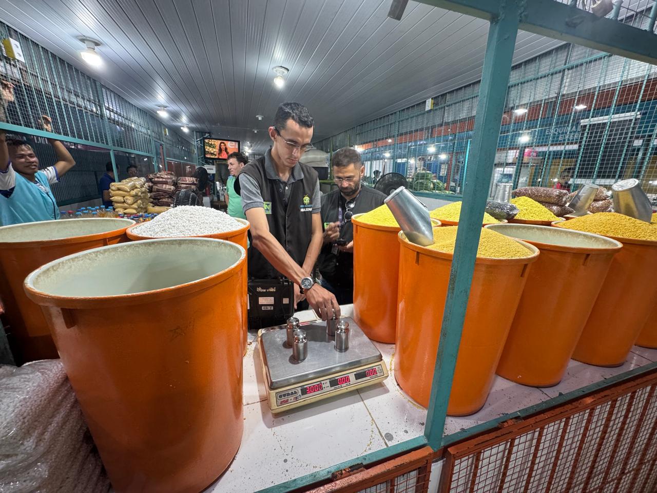 Ipem-AM fiscaliza balanças em feiras, mercados e comércios de Manaus