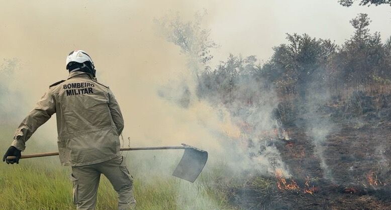 Bombeiros combatem incêndio em vegetação próximo ao aeroporto de Lábrea