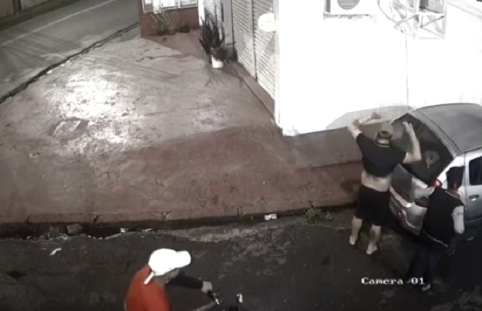 Vídeos: Bandidos assaltam casal que saia para trabalhar em Manaus; veja